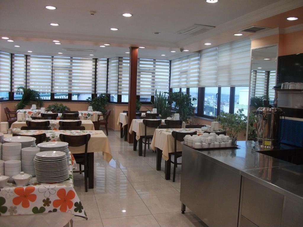 Otel Emos 3*