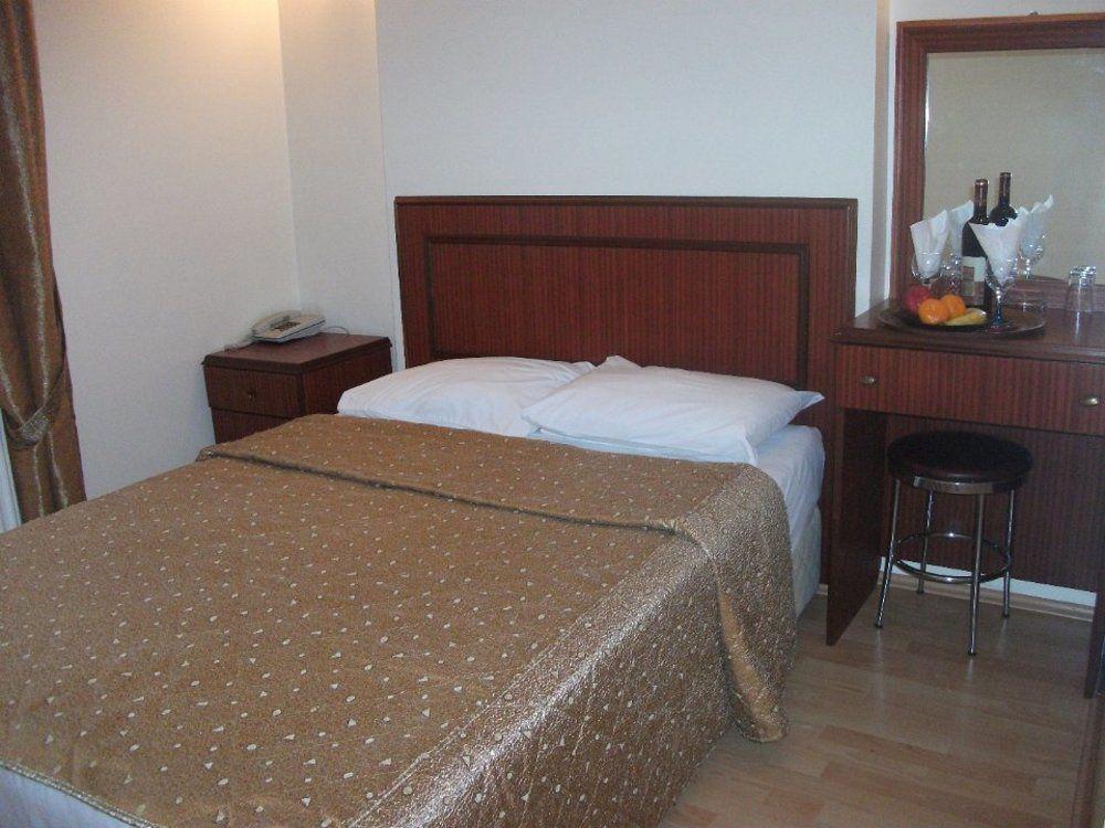 Otel Emos 3*